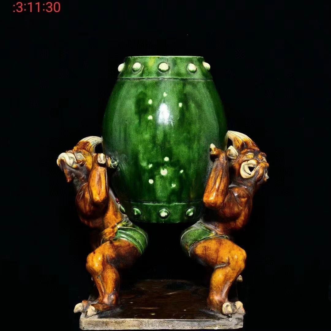中国古美術・旧蔵の三彩陶磁器、力士が太鼓を携えたもの・26x33cm・賞物・案頭