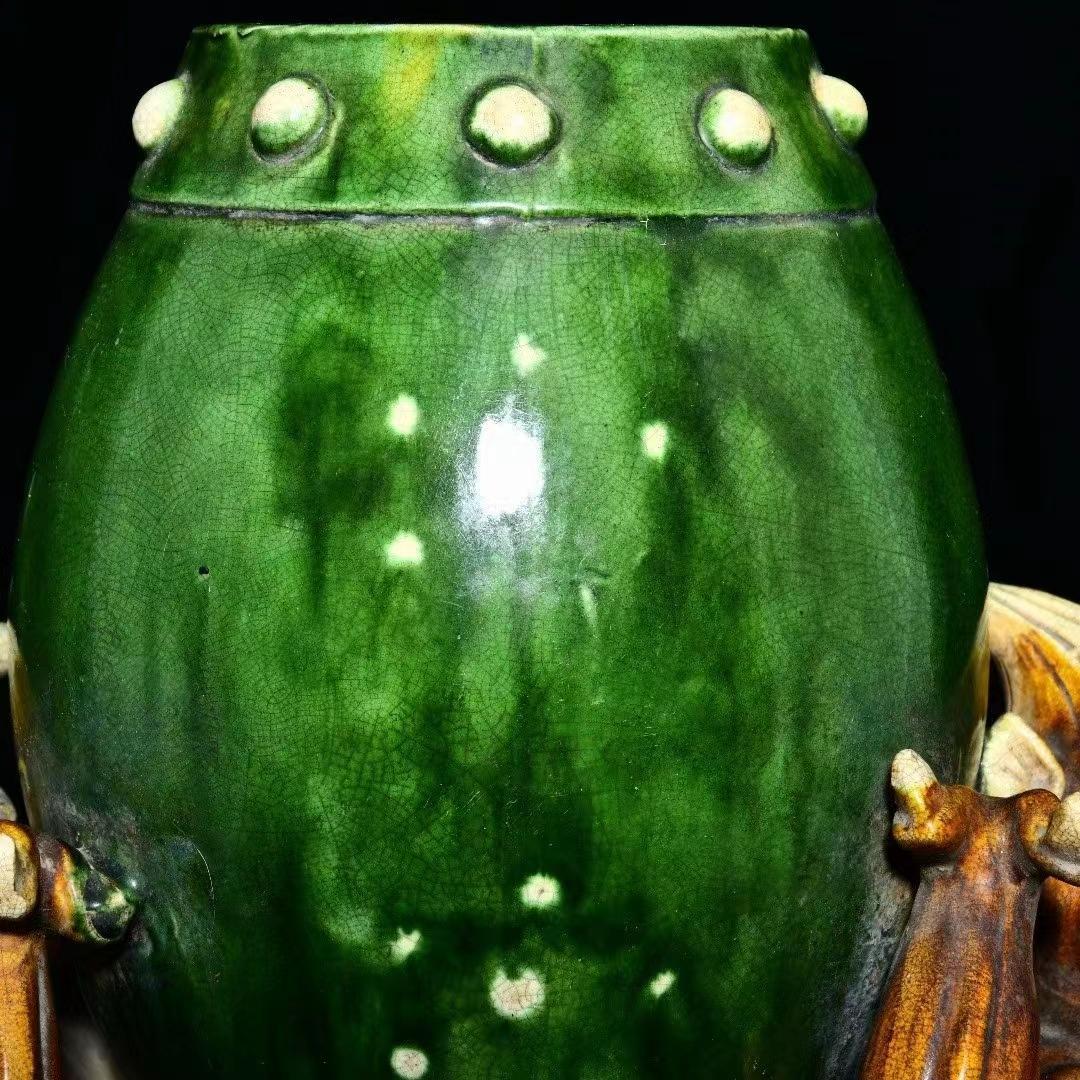 中国古美術・旧蔵の三彩陶磁器、力士が太鼓を携えたもの・26x33cm・賞物・案頭