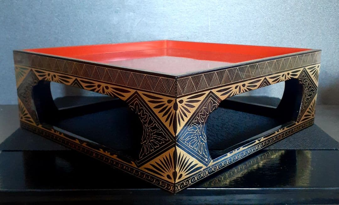 【時代物】桐御紋桐箱入り　金蒔絵　花文様　四方高付膳　口縁市松文様盆　2点揃い