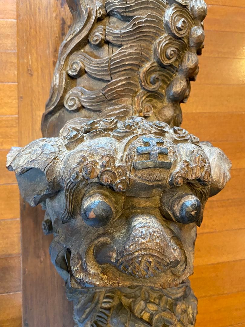 中国アンティーク　獅子の彫刻