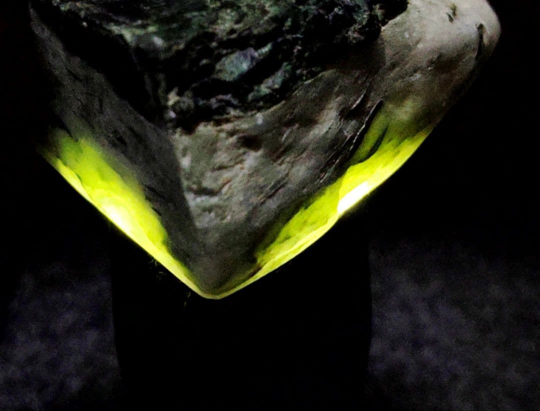 ★翡翠原石★幻のヒスイ【秩父軟玉翡翠・切り出し237ｇ】