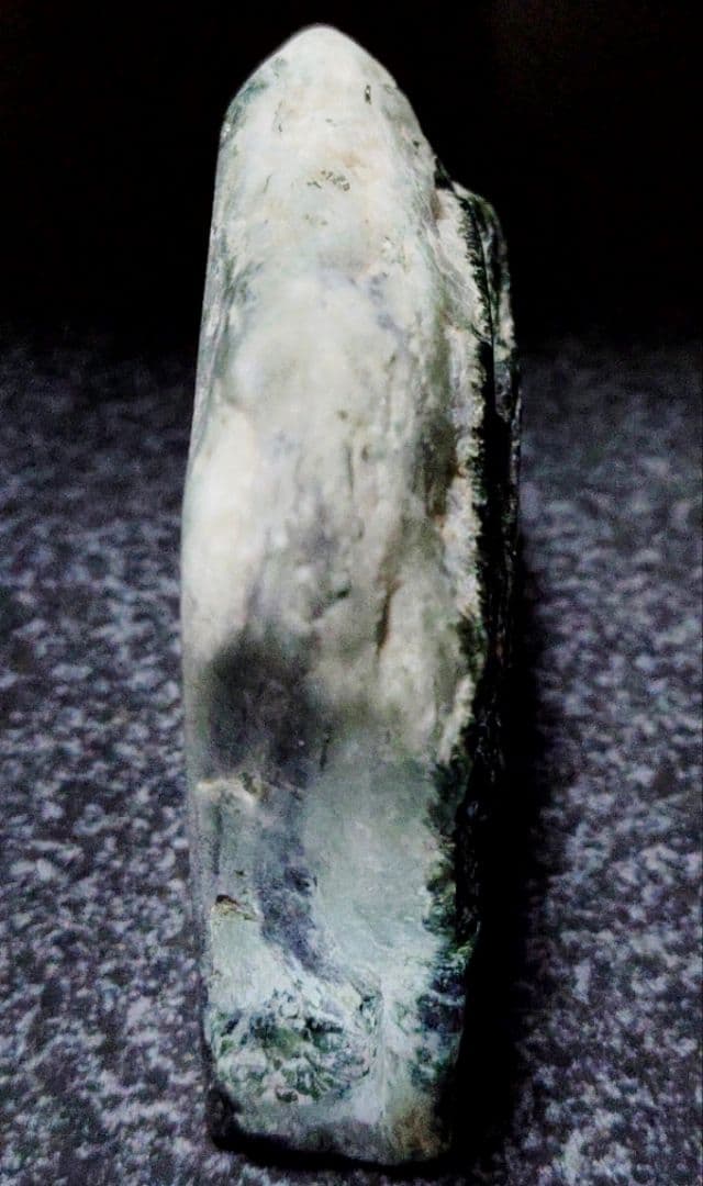 ★翡翠原石★幻のヒスイ【秩父軟玉翡翠・切り出し237ｇ】