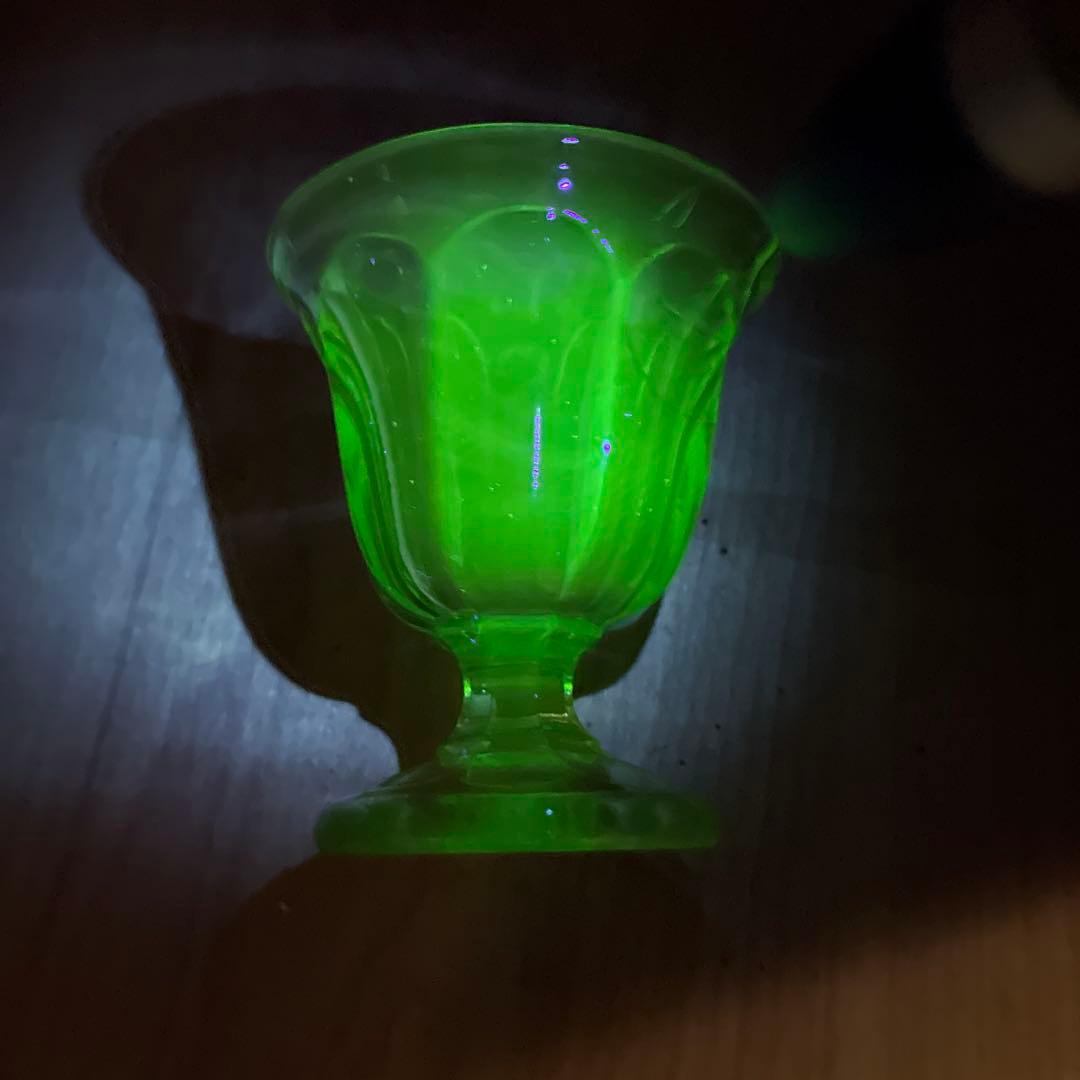 骨董　時代ガラス　若草色　プレスガラス　希少ラッパ型　菊割底　氷コップ　ウラン