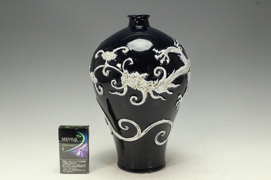 中国美術 瑠璃釉 纏白龍紋 梅瓶 内府 款 時代物(K-XA831)