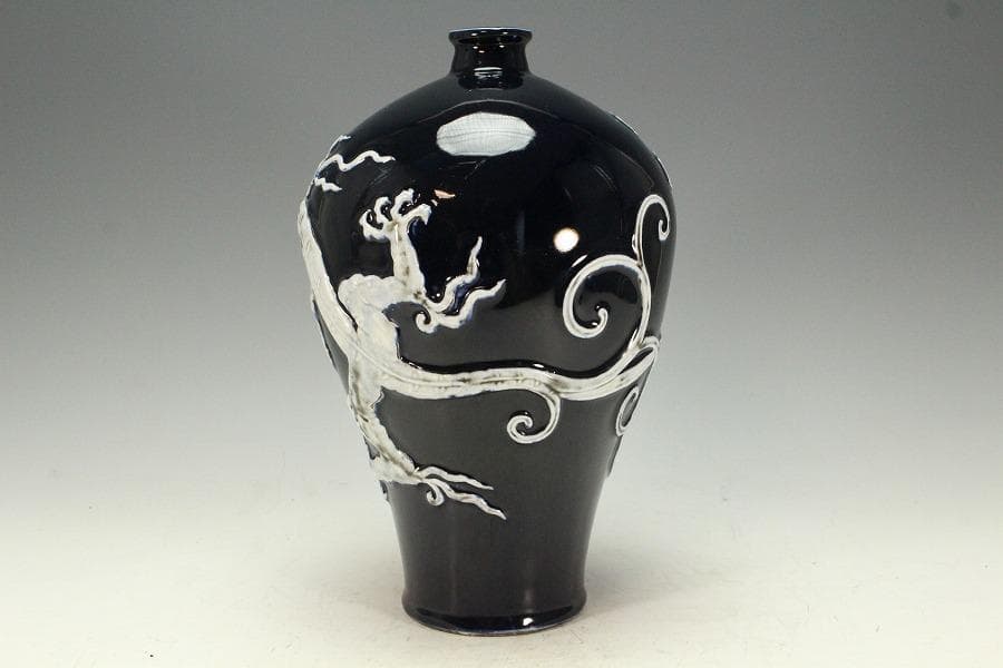 中国美術 瑠璃釉 纏白龍紋 梅瓶 内府 款 時代物(K-XA831)