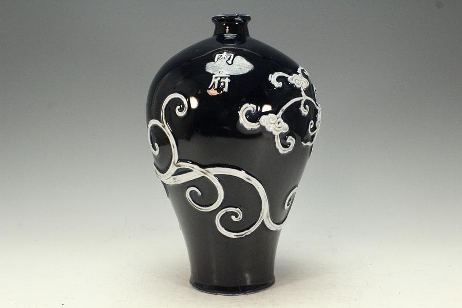 中国美術 瑠璃釉 纏白龍紋 梅瓶 内府 款 時代物(K-XA831)