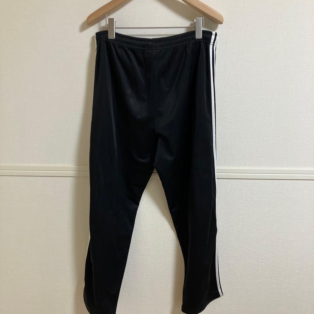 adidas 黒ジャージパンツ 万国旗