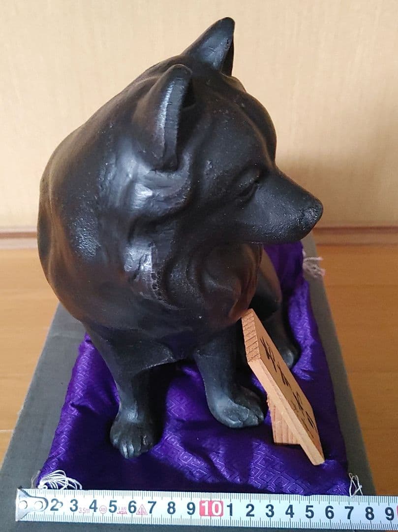 ブロンズ犬の置物 紫色の布台座付き