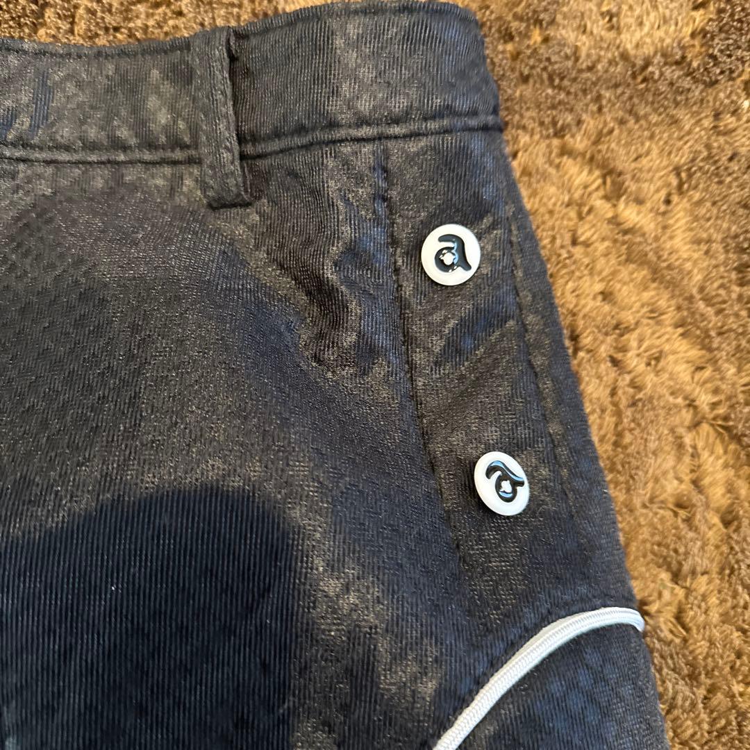 アルチビオ　黒のゴルフスカート サイドパイピング付き