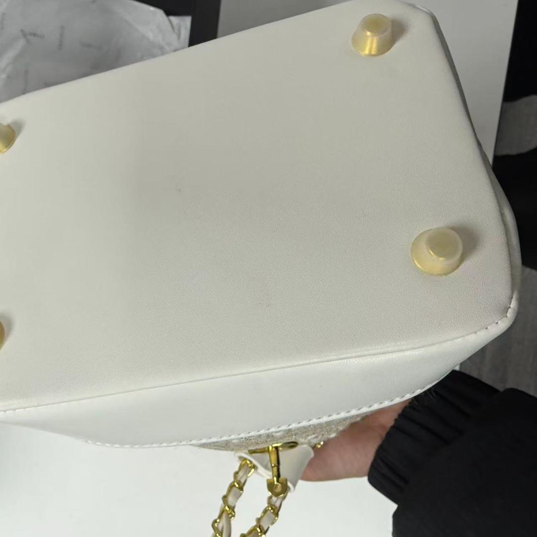 ホワイト ハンドバッグ ゴールドチェーン
