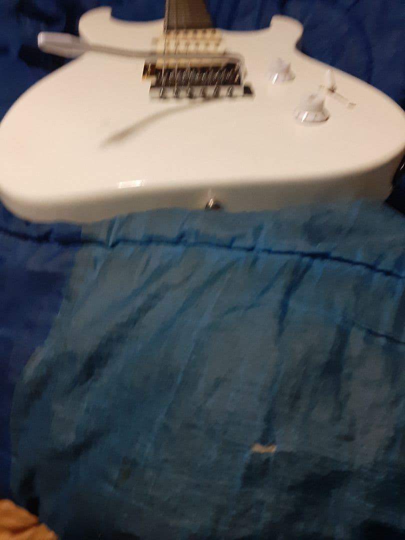 最終値下げジャンク世界に1本ＡＩＹストラトタイプギターSSH白24F調整済