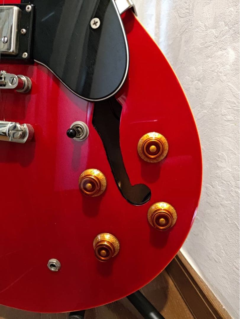 赤いセミホローボディエレキギター