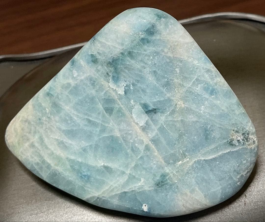 ［青水色　ガラス質］　入りコン沢翡翠156g 糸魚川　ヒスイ　ひすい