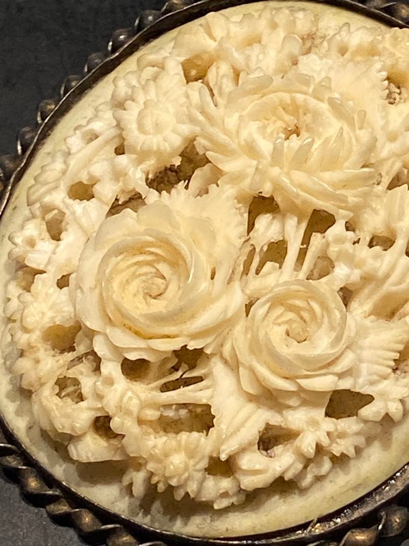 希少　アンティーク　ボーンアート　手彫りブローチk