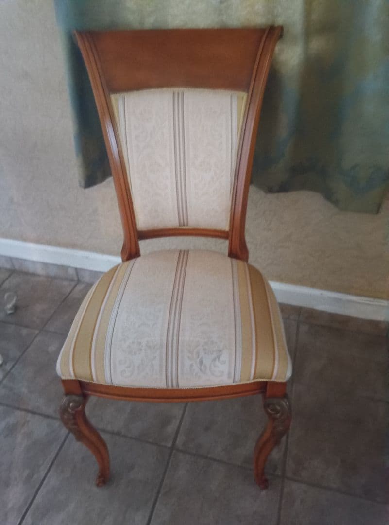 西洋スタイルの木製椅子