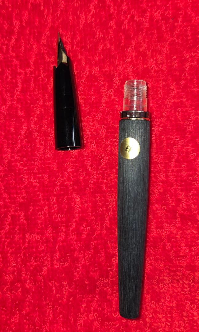 画像に写っているのは、モンブラン 220という万年筆です。1970年代に製造