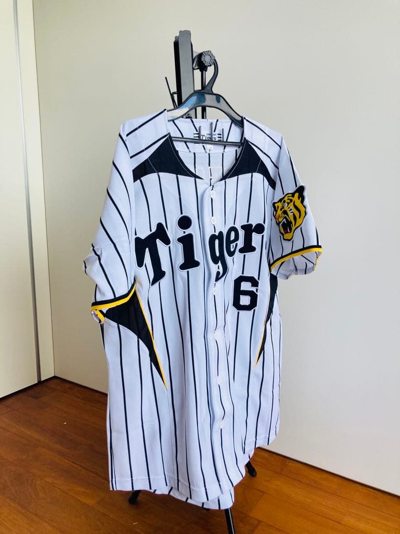 のぶ　新品未使用　阪神タイガース 金本知憲 6番 ユニフォーム L 刺繍
