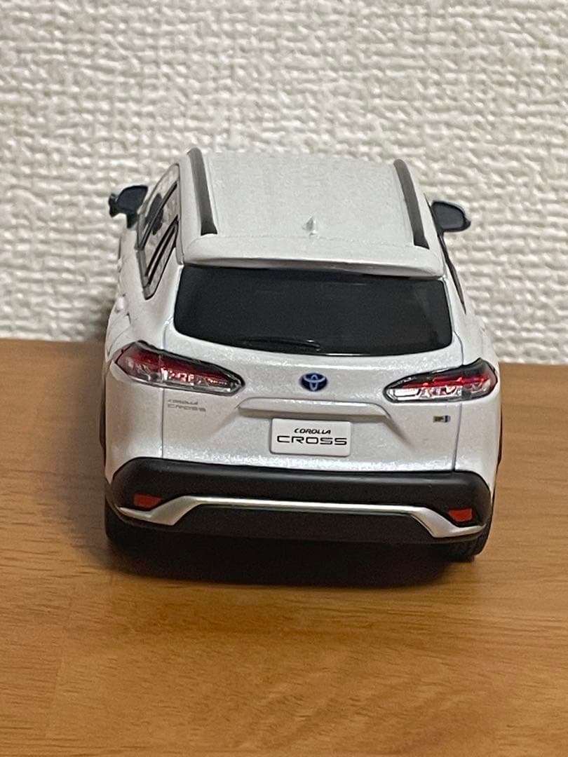 カローラクロス　1/30 ミニカー　プラチナホワイトパールマイカ