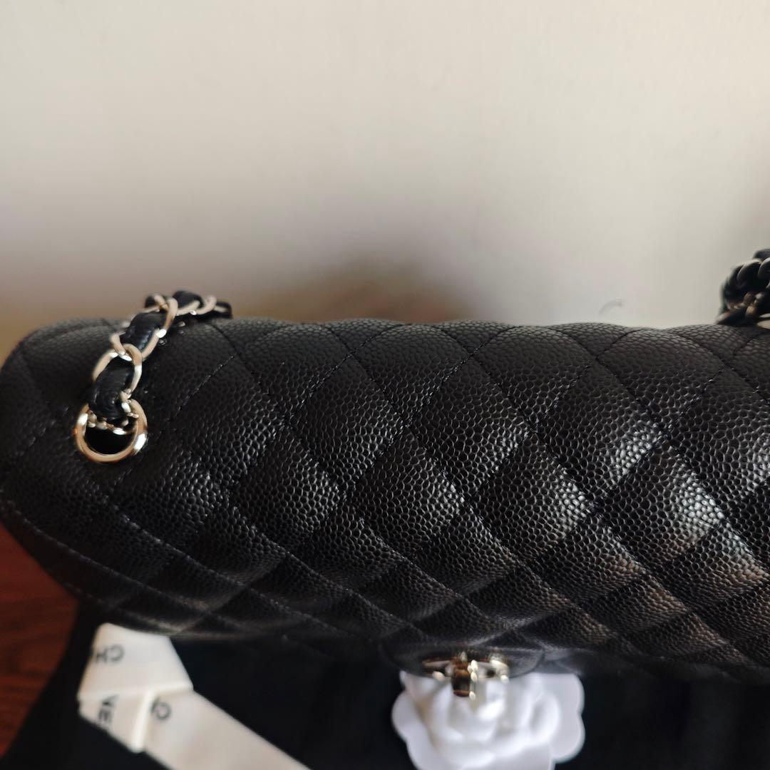 キルティングデザインのブラックレザーショルダーバッグ