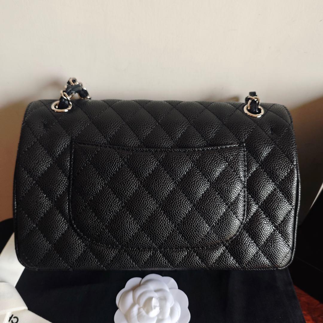 キルティングデザインのブラックレザーショルダーバッグ