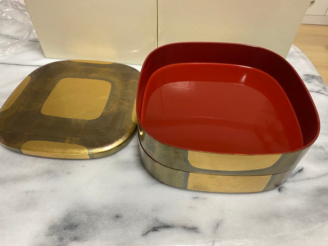 金色漆器重箱 赤色内側