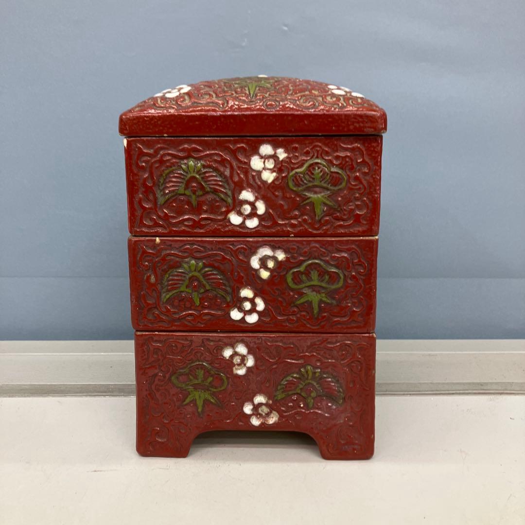 D-4 松竹梅 縁起物 三段重 朱塗り 陶器製 菓子器 重箱 小重 昭和レトロ