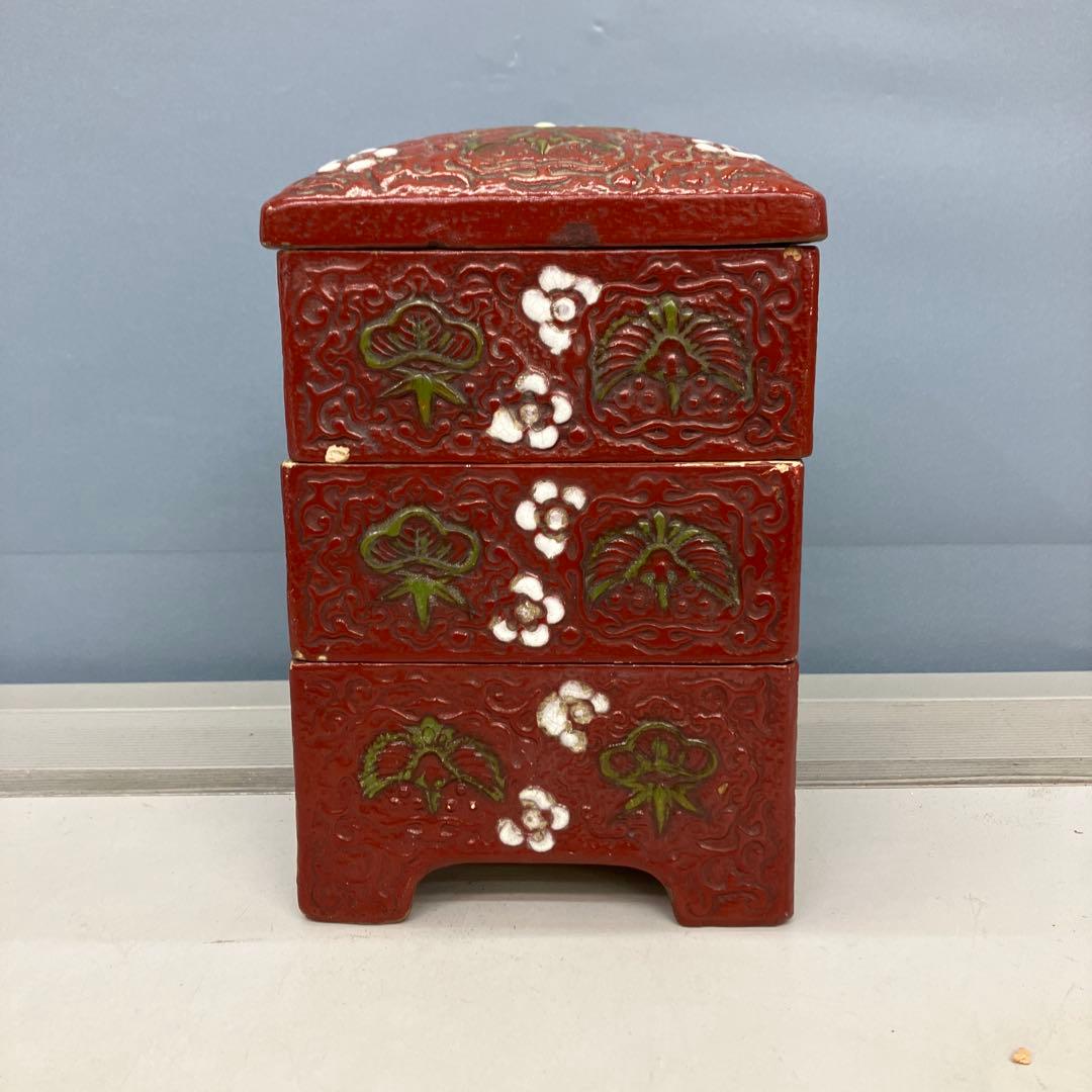 D-4 松竹梅 縁起物 三段重 朱塗り 陶器製 菓子器 重箱 小重 昭和レトロ