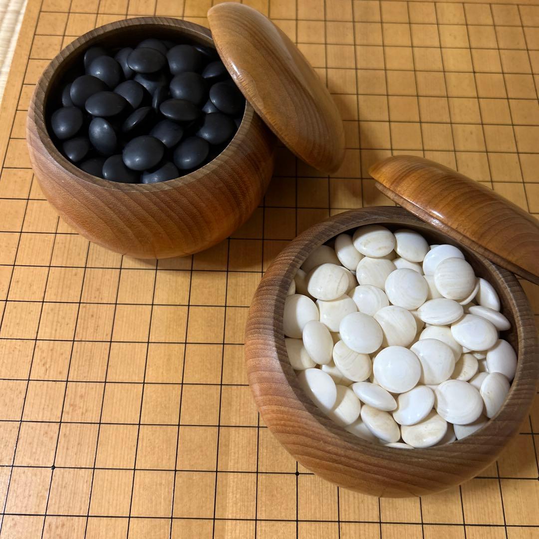 岡村碁盤店作名入り　平成9年製 碁石2個付き