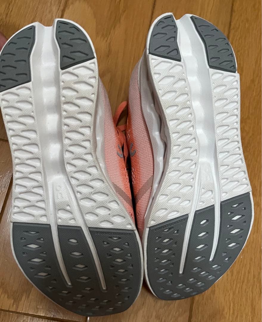 オン ランニングシューズ レディース on クラウドサーファー 23センチ