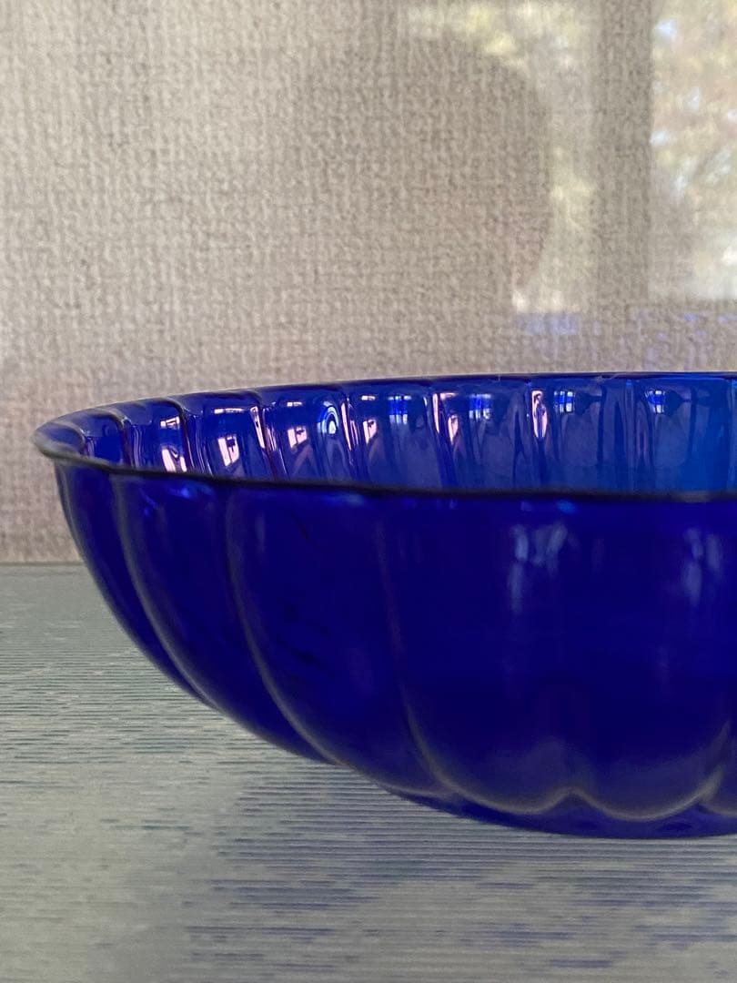 小澄正雄（Masao Kozumi）　型吹き硝子　花弁型瑠璃色bowl