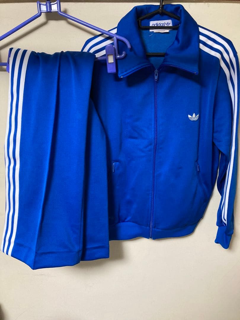 adidasトラックジャケット水色