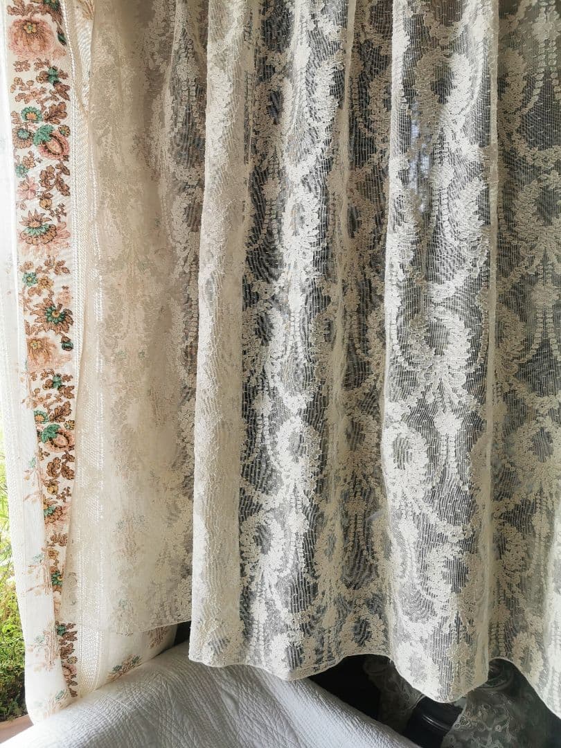 アンティークノッティンガムマドラスレース 美しい花冠リボン 幅広カーテンパネル