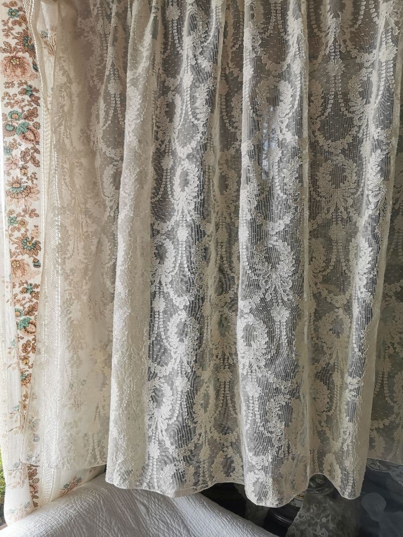アンティークノッティンガムマドラスレース 美しい花冠リボン 幅広カーテンパネル