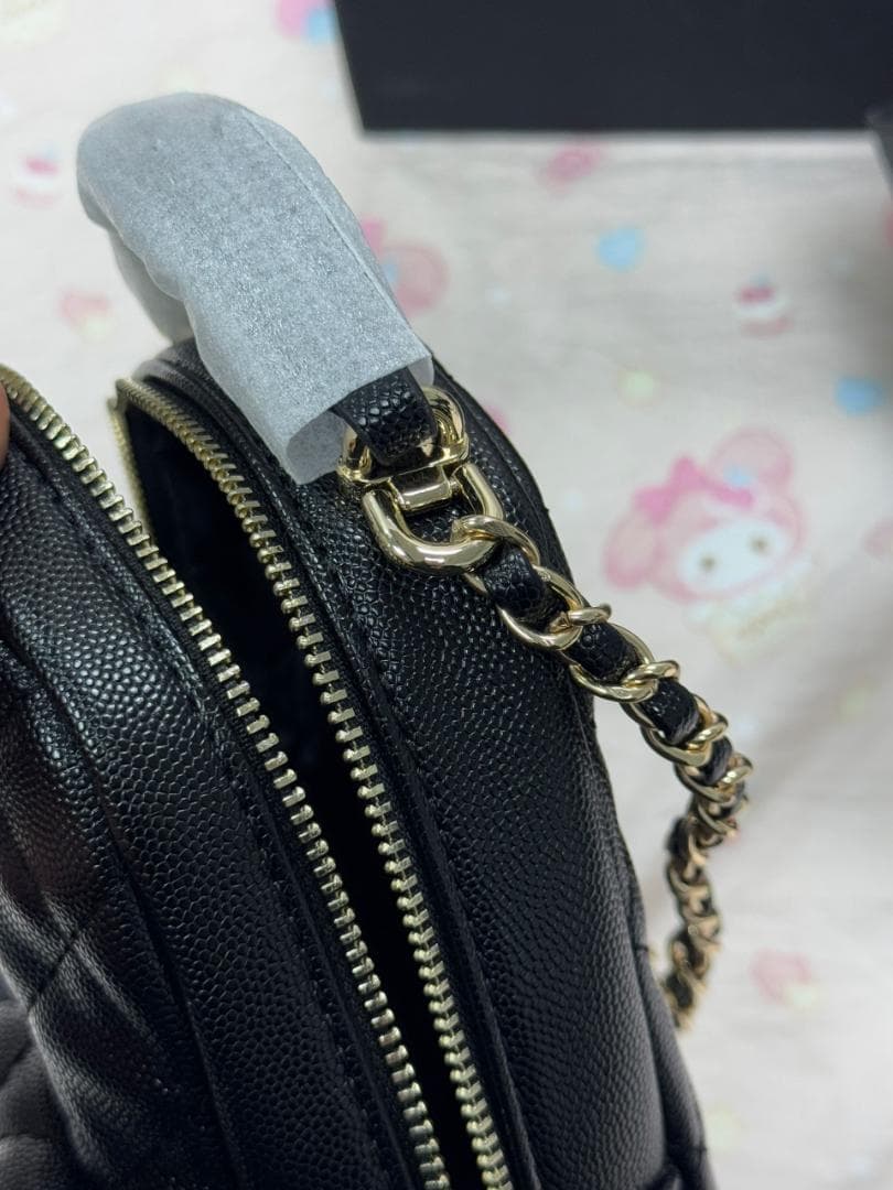 新品 美品キルティングデザイン スマホショルダーバッグ ブラック