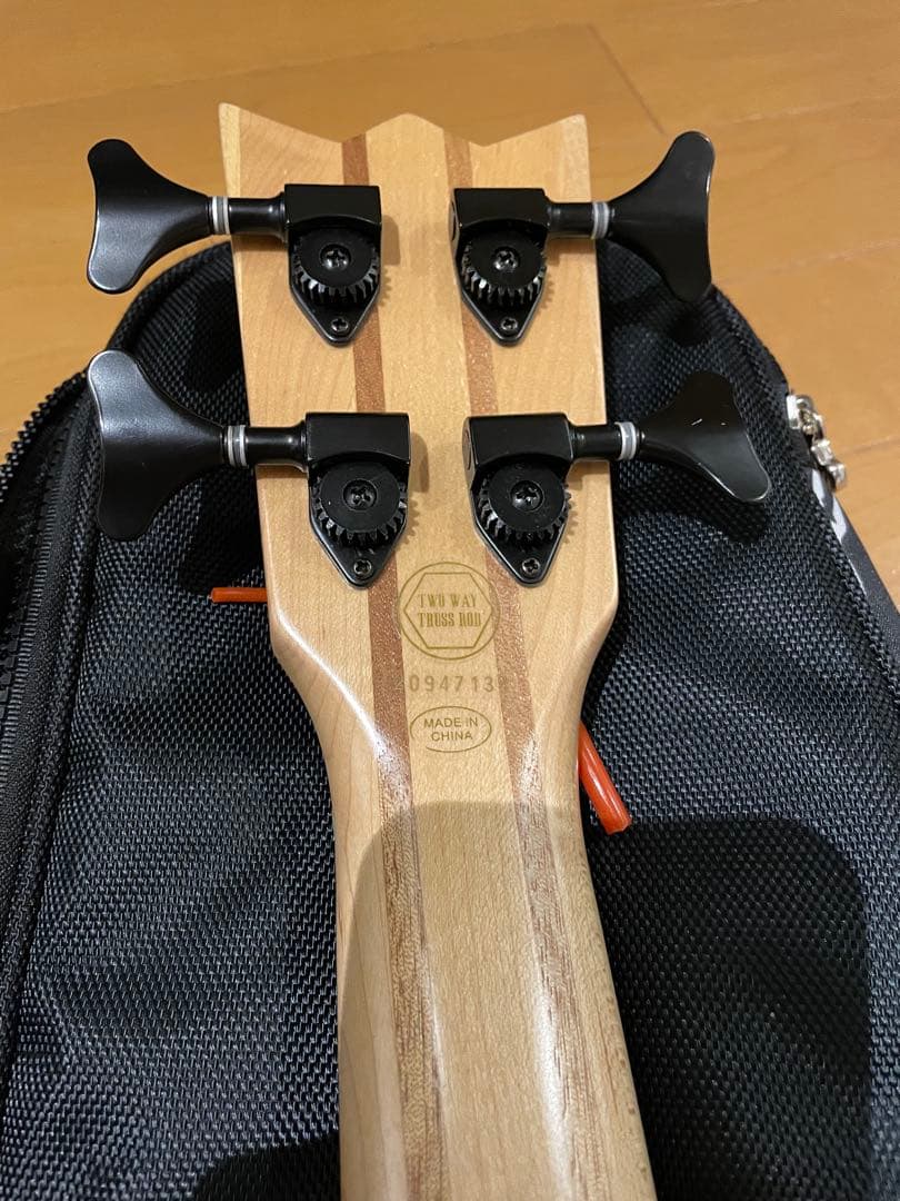 ウクレレベース　mahalo