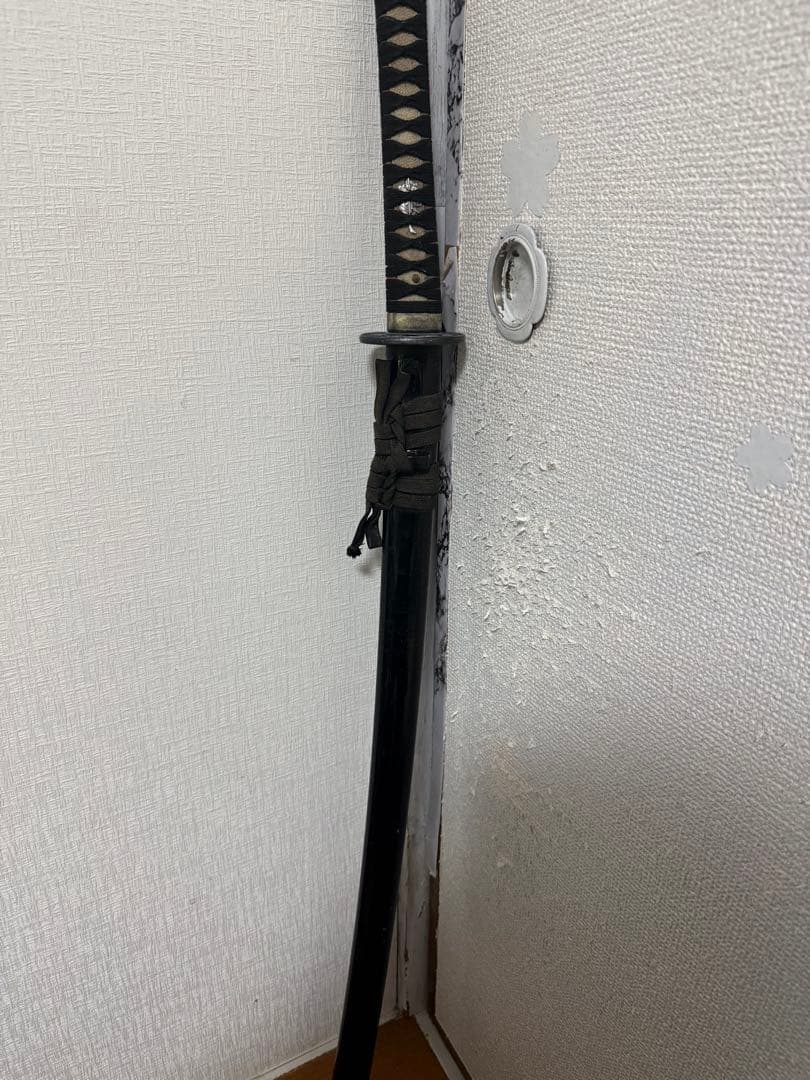 伝統的な黒い刀 模擬刀と日本刀