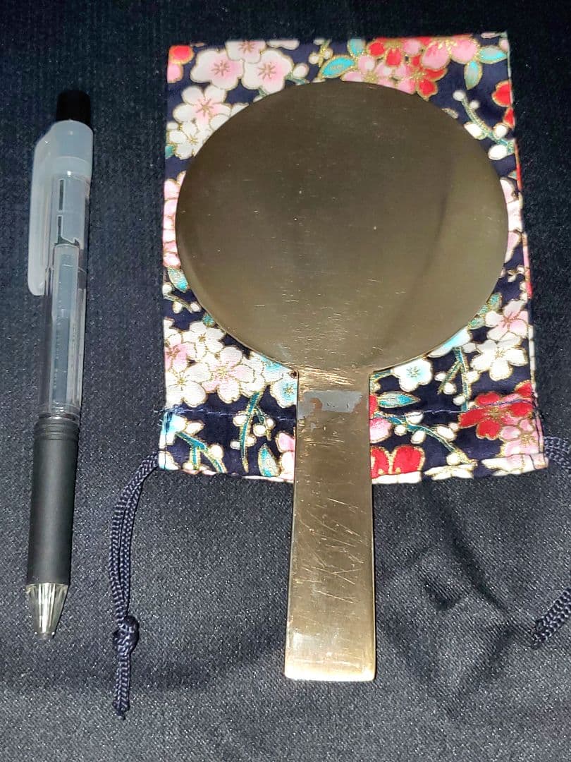 重ね十六枚菊に唐草模様 祝い銅鏡ロマンを大切に