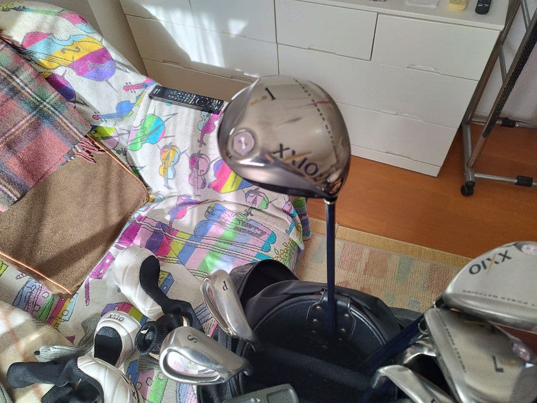 女性用ゼクシオゴルフフルセット　 ブラック&ホワイト　キャディーバッグ