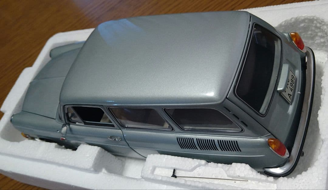 ミニチャンプス 1/18 フォルクスワーゲン 1600L バリアント シルバー