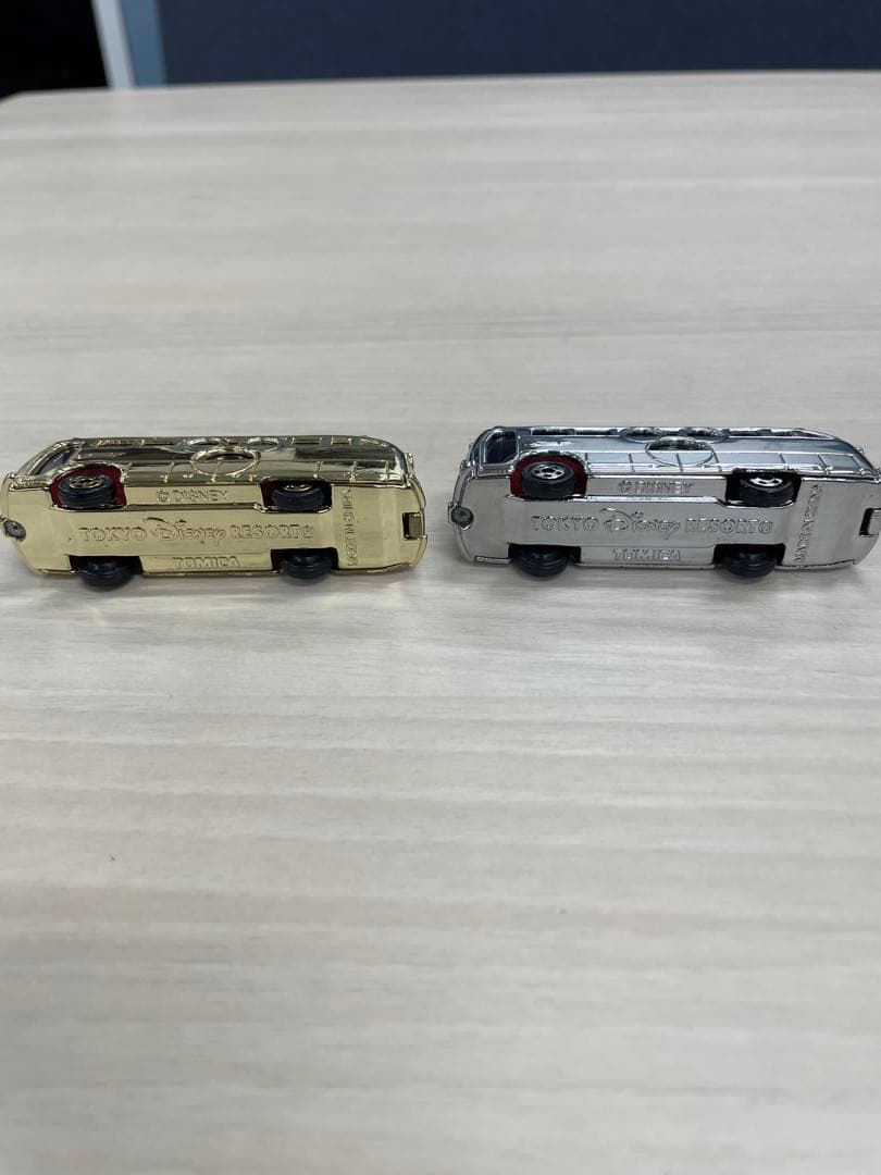 トミカ　ディズニーリゾートクルーザー　ゴールド　シルバーの2台セット
