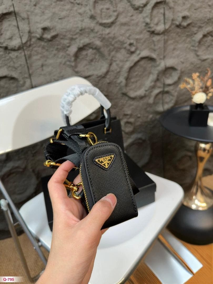 セール！ブラックショルダーバッグ キーチェーン付き