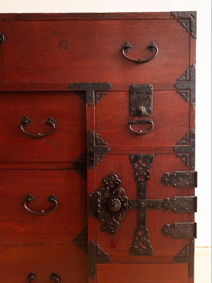 和箪笥　漆薄塗り紅　大ぶり　4段　無垢　収納棚　古道具　古家具　アンティーク