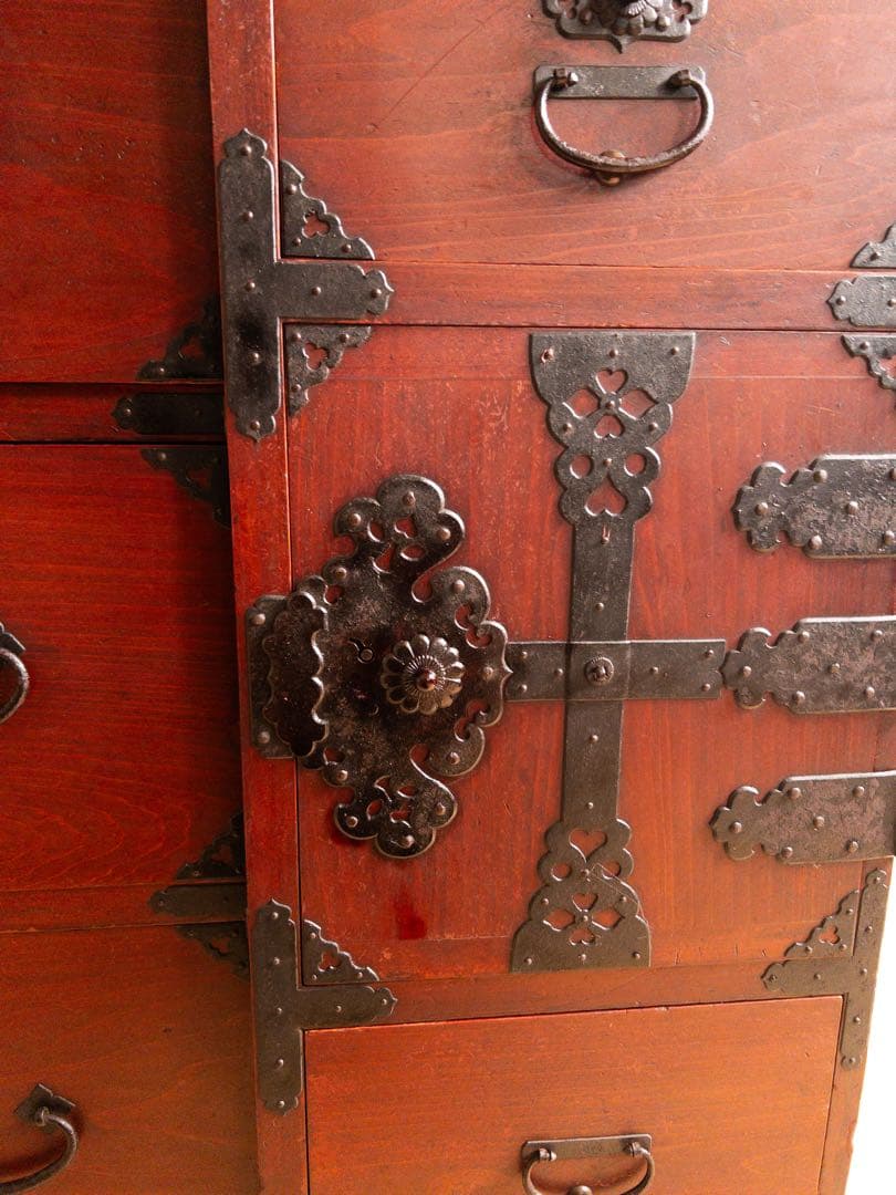 和箪笥　漆薄塗り紅　大ぶり　4段　無垢　収納棚　古道具　古家具　アンティーク