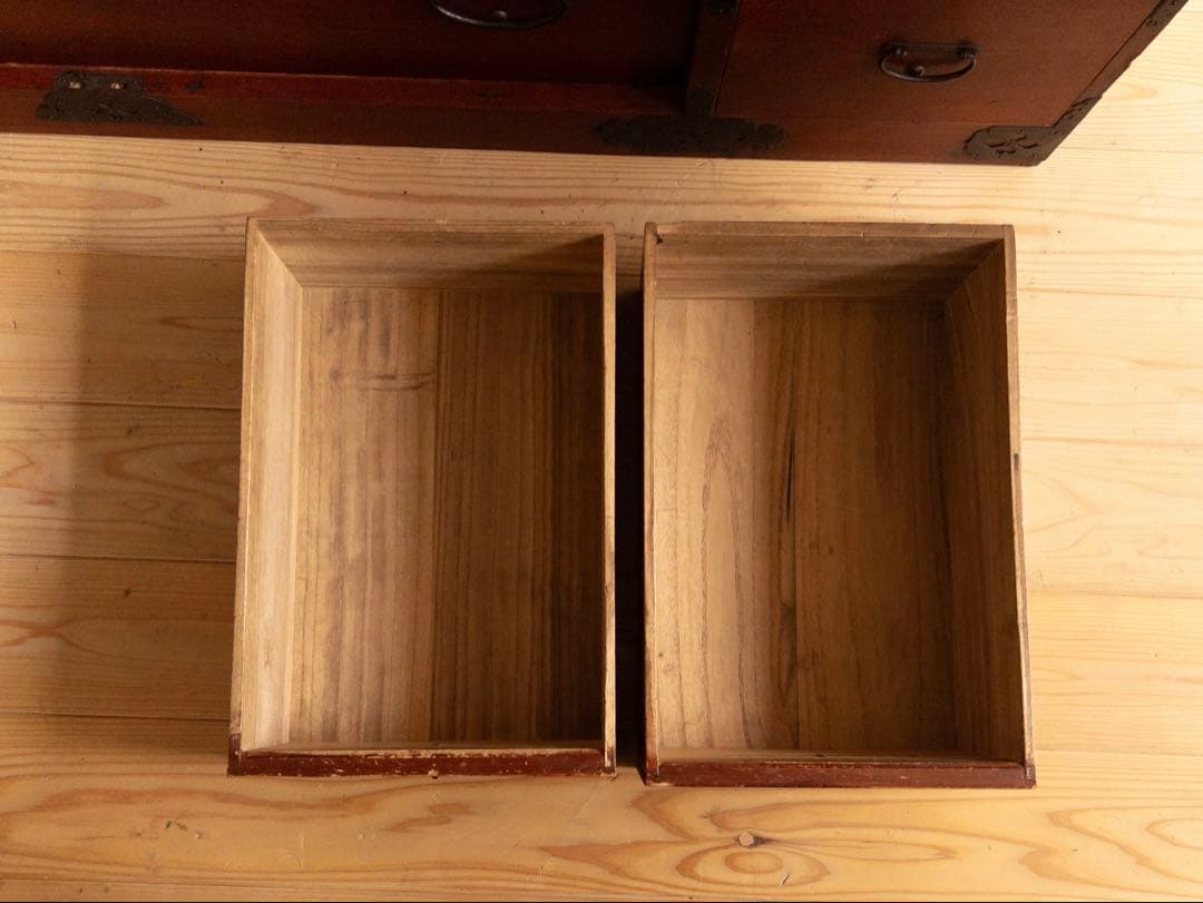 和箪笥　漆薄塗り紅　大ぶり　4段　無垢　収納棚　古道具　古家具　アンティーク