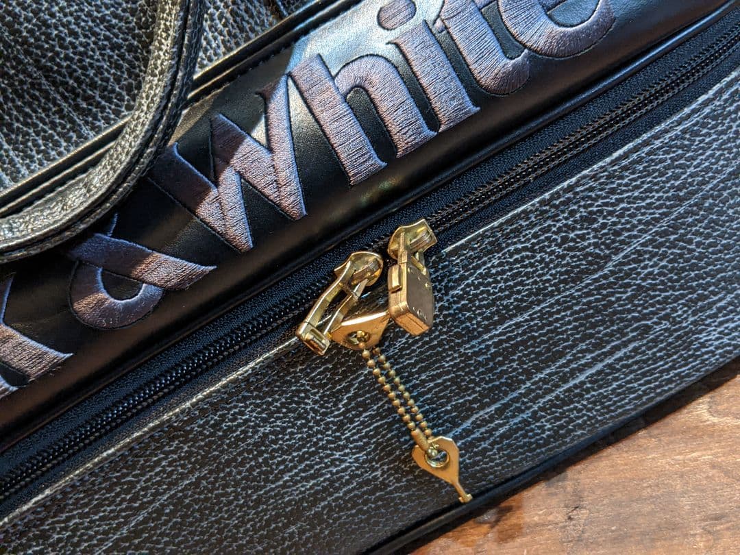 ブラック&ホワイト　ゴルフ　ボストンバッグ　レザー調　2層式　靴　サメ革　系　黒