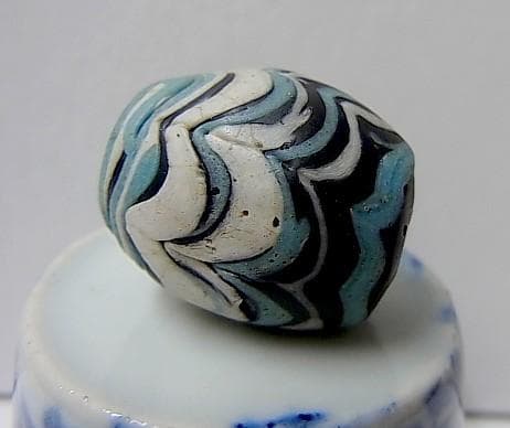 ★G2703★古代とんぼ玉 (A47) イスラム大粒　ガラスビーズ　かきあげ文様