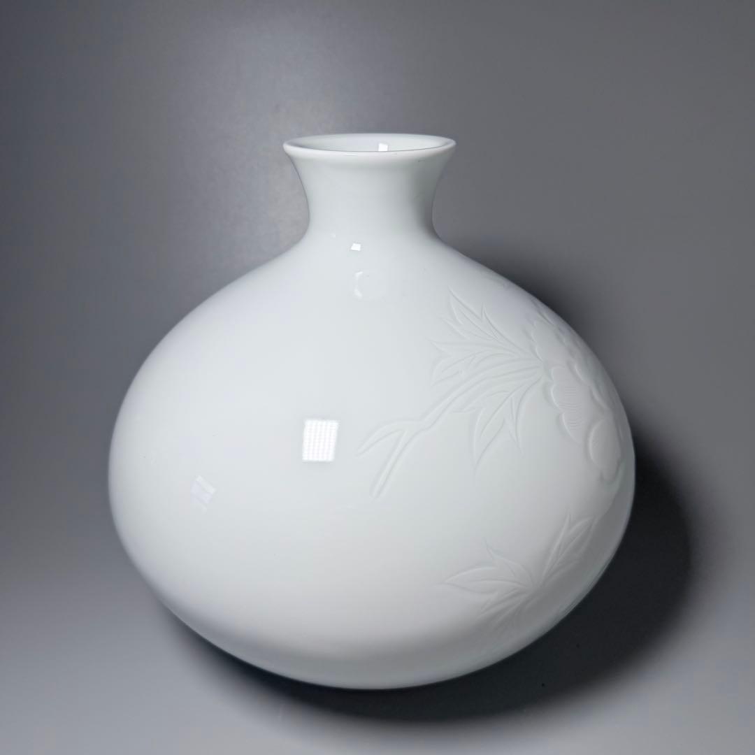 人間国宝　井上萬二　白磁牡丹彫文花瓶　大作　胴径約26cm　特注箱　110万円