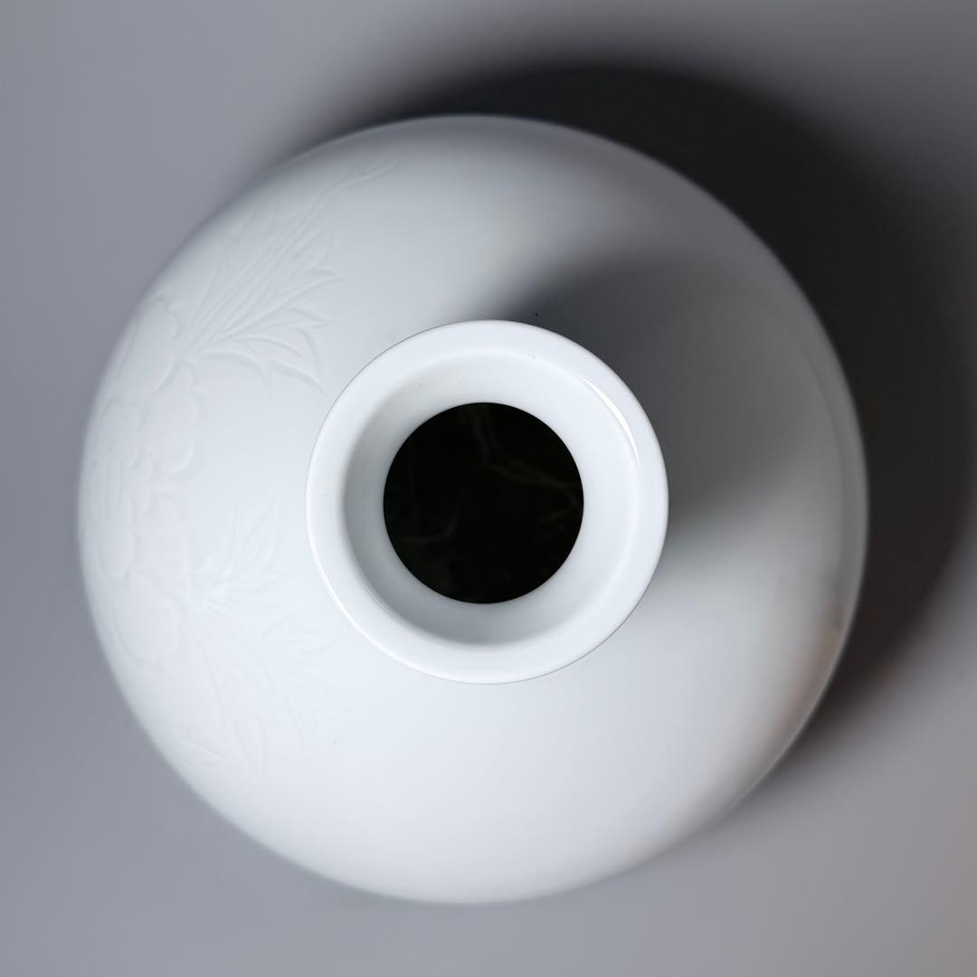 人間国宝　井上萬二　白磁牡丹彫文花瓶　大作　胴径約26cm　特注箱　110万円