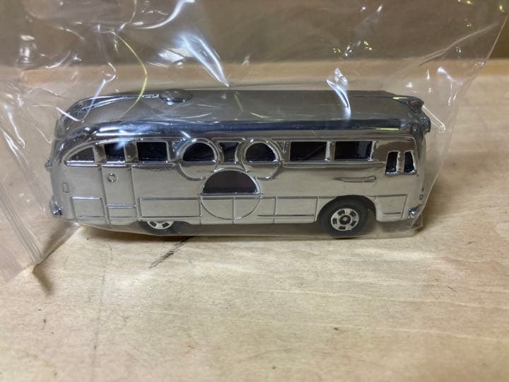 ディズニーリゾートクルーザー 銀　トミカ＆大人サイズTシャツセット