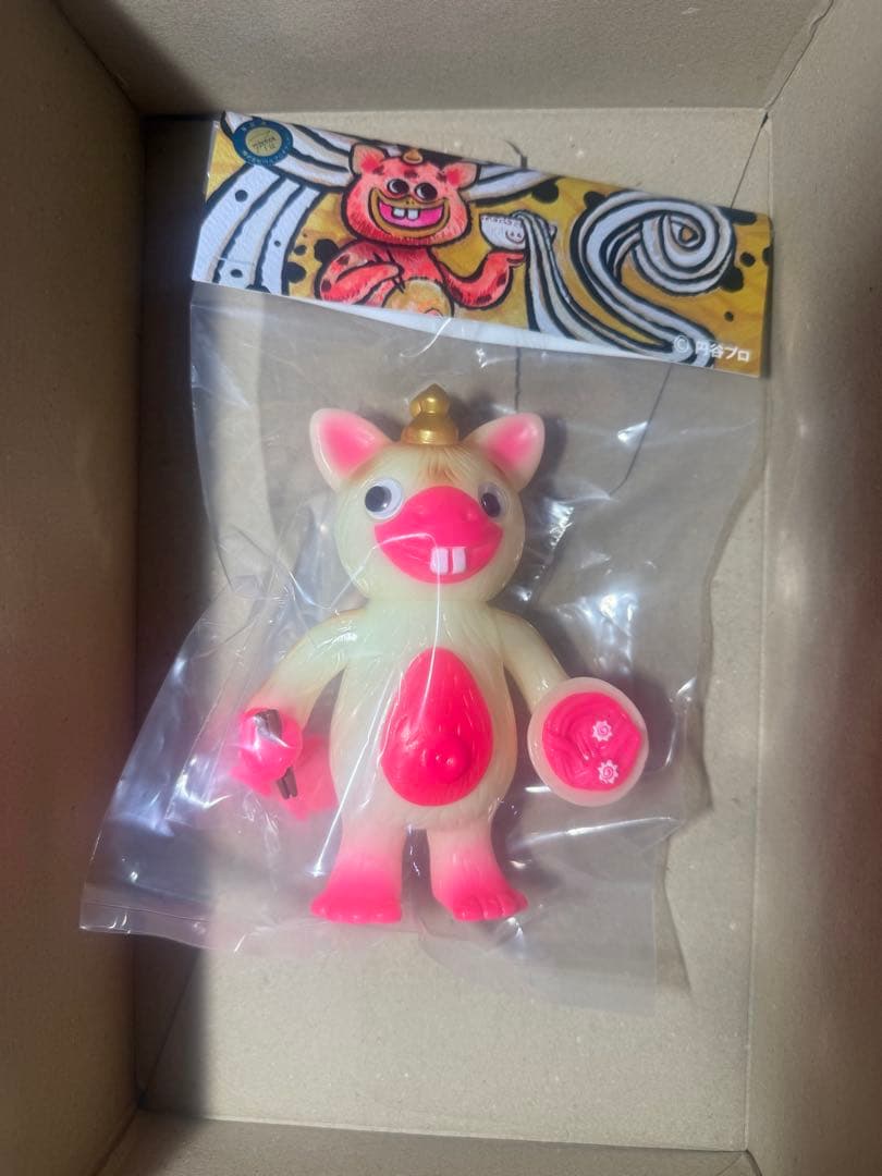 ランペイジトイズ x One up. 快獣ブースカ 蓄光 蛍光ピンク ソフビ